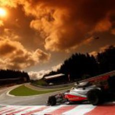 Lewis Hamilton atraviesa Eau Rouge