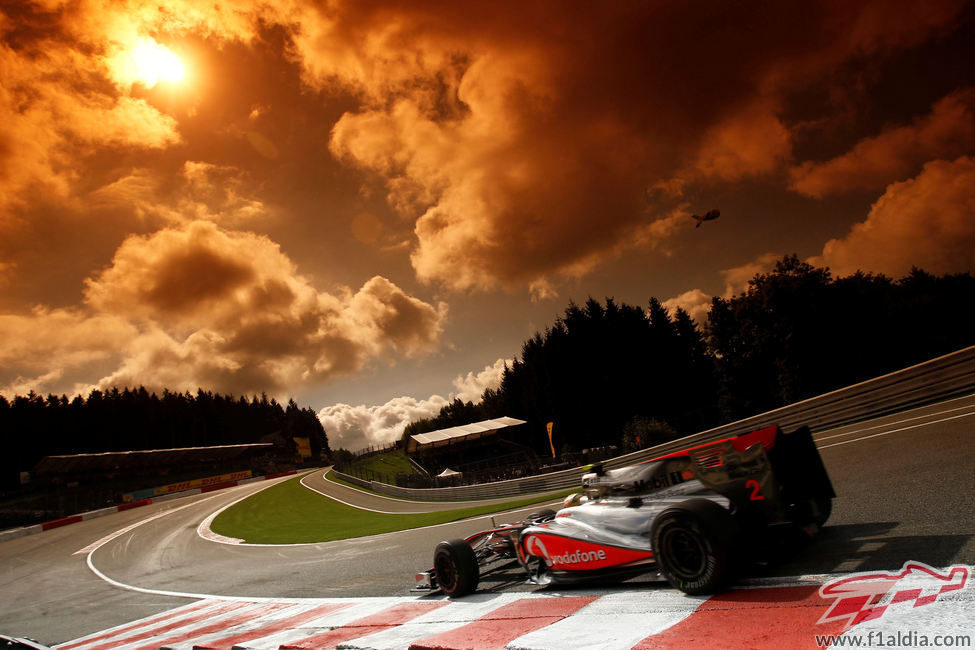 Lewis Hamilton atraviesa Eau Rouge