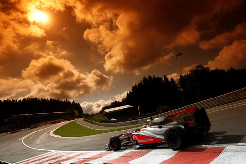 Lewis Hamilton atraviesa Eau Rouge