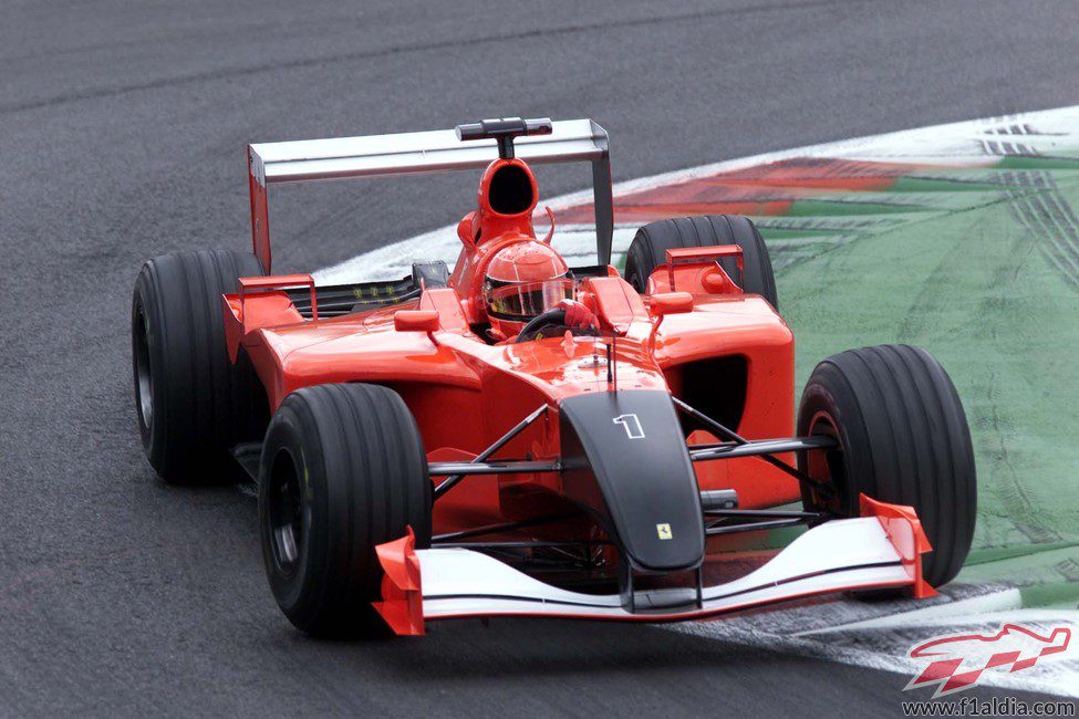 El Ferrari F2001 teñido de negro en duelo a las víctimas del 11-S