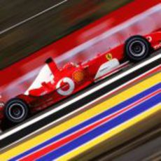 Michael Schumacher con el F2003-GA en Silverstone