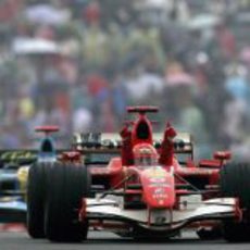 Michael Schumacher por delante de Fernando Alonso