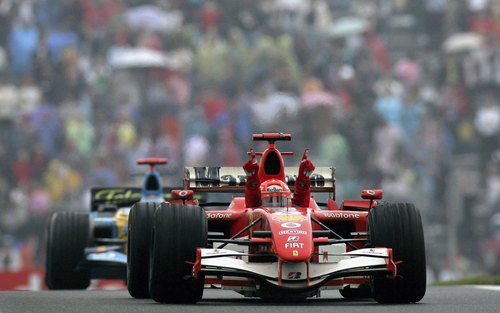 Michael Schumacher por delante de Fernando Alonso
