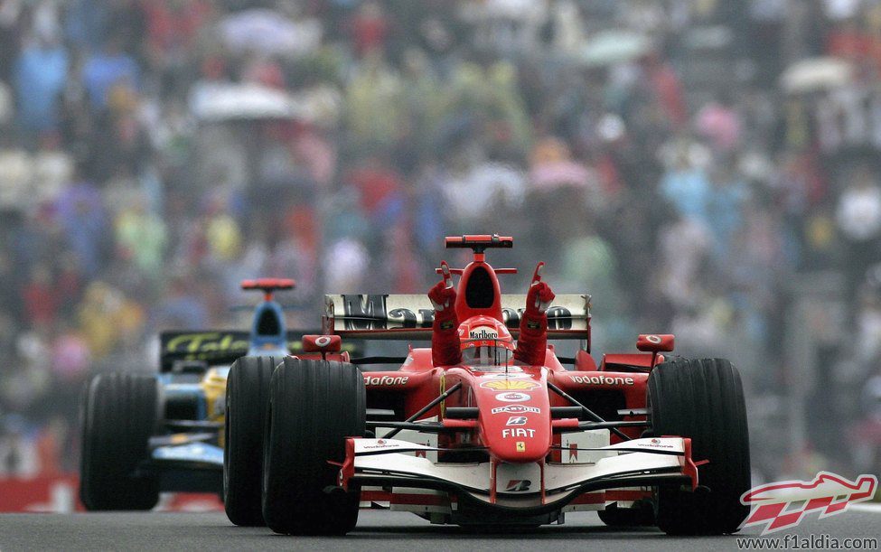 Michael Schumacher por delante de Fernando Alonso