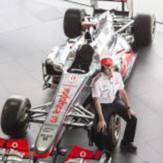 Sergio Pérez posa con el MP4/27, el monoplaza de McLaren de 2012