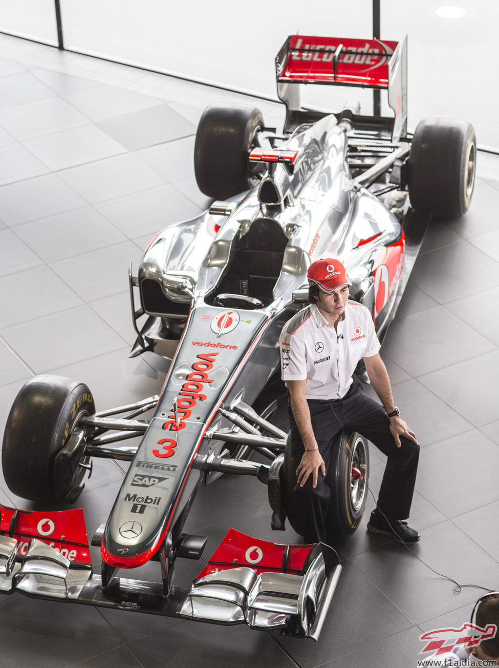 Sergio Pérez posa con el MP4/27, el monoplaza de McLaren de 2012