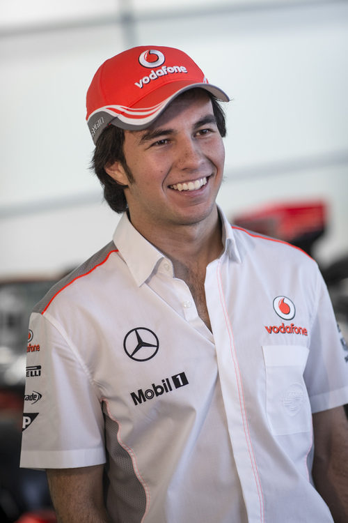 Sergio Pérez sonríe en la fábrica de McLaren