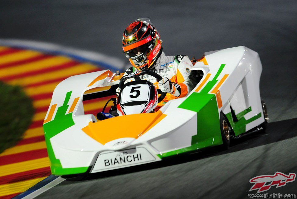 Jules Bianchi completa una vuelta en el circuito de karts