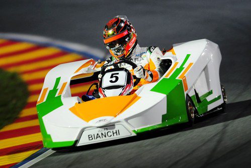 Jules Bianchi completa una vuelta en el circuito de karts