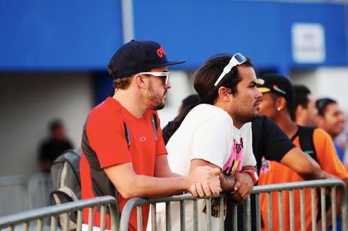 Fernando Alonso observa los coches desde la barrera