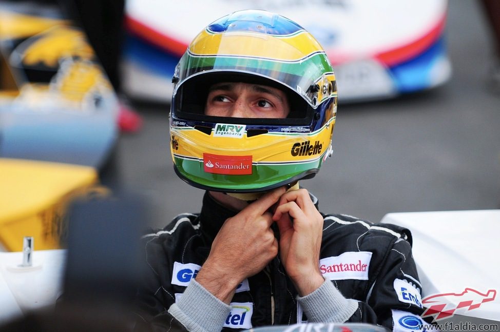 Bruno Senna se ajusta el casco antes de montarse en el kart