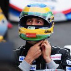 Bruno Senna se ajusta el casco antes de montarse en el kart