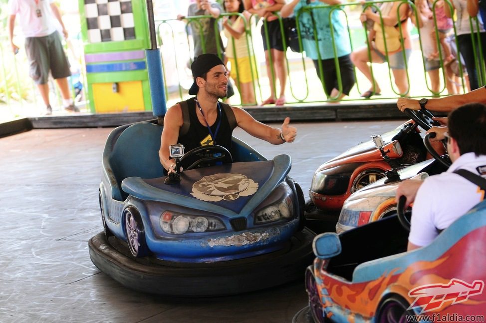 Jaime Alguersuari disfruta en los coches de choque