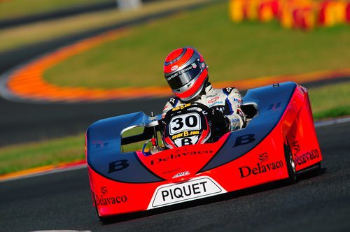 Nelsinho Piquet avanza en la pista brasileña