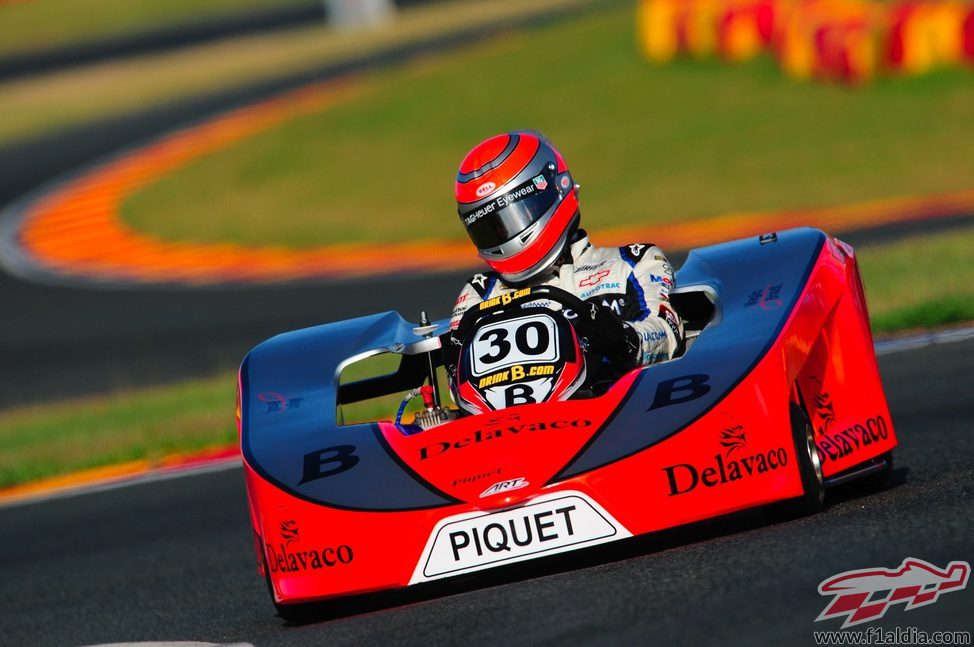 Nelsinho Piquet avanza en la pista brasileña