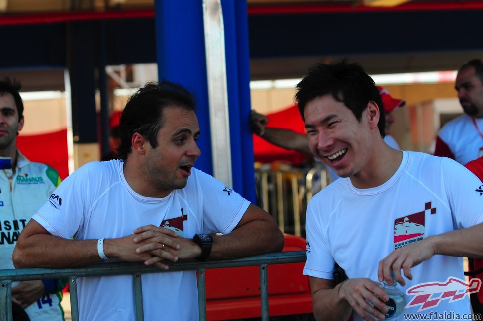 Felipe Massa y Kamui Kobayashi comparten risas