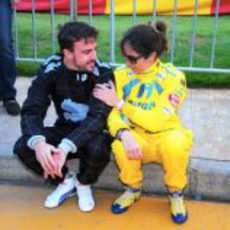 Fernando Alonso charla con Ana Beatriz