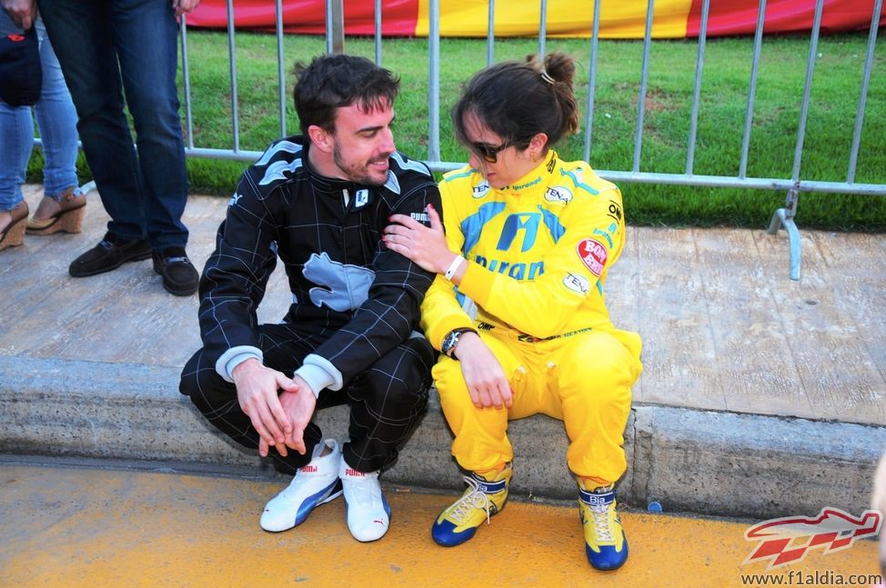 Fernando Alonso charla con Ana Beatriz