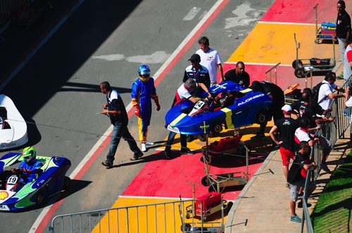 Fernando Alonso espera a que su kart sea reparado