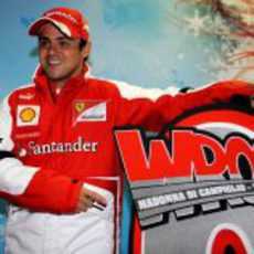 Felipe Massa posa frente al logo del evento