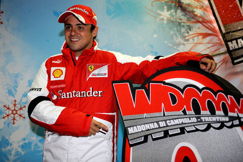 Felipe Massa posa frente al logo del evento