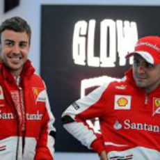 Fernando Alonso sonriente junto a Felipe Massa