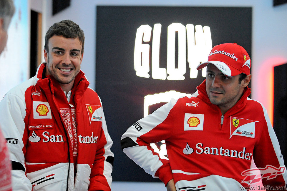 Fernando Alonso sonriente junto a Felipe Massa