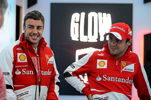 Fernando Alonso sonriente junto a Felipe Massa