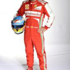 Fernando Alonso posa con el nuevo mono de Ferrari para la temporada 2013