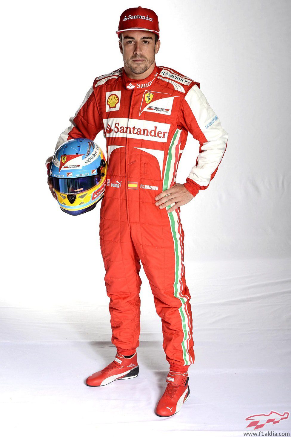 Fernando Alonso posa con el nuevo mono de Ferrari para la temporada 2013