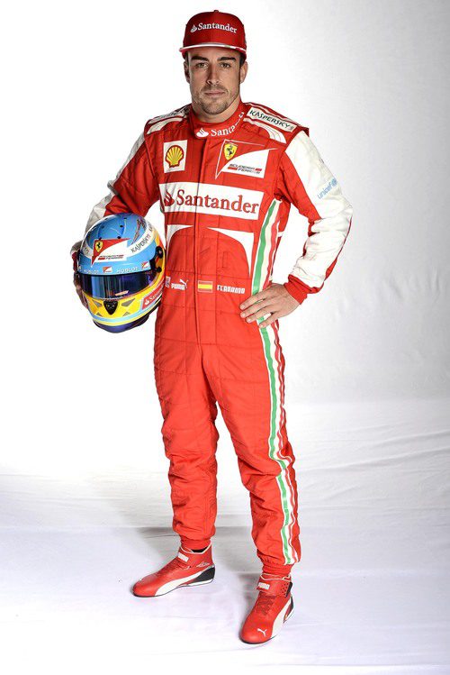Fernando Alonso posa con el nuevo mono de Ferrari para la temporada 2013