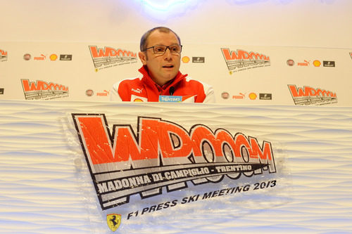 Stefano Domenicali charla con la prensa