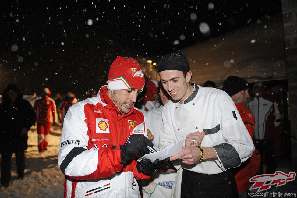 Fernando Alonso firma un autógrafo a un cocinero