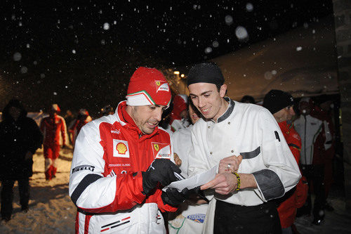 Fernando Alonso firma un autógrafo a un cocinero