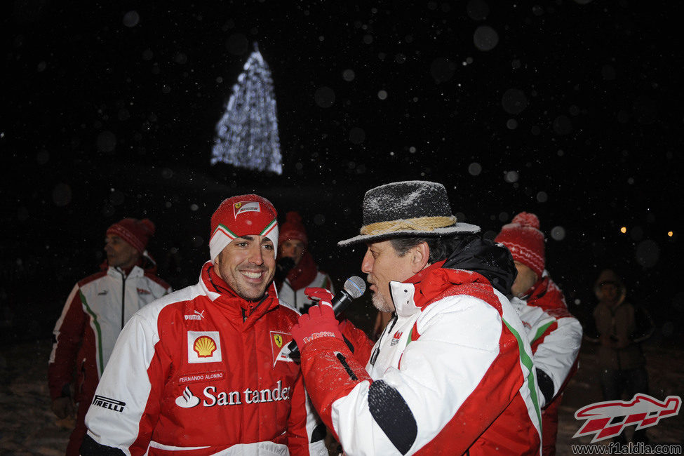 El presentador de la gala saluda a Fernando Alonso