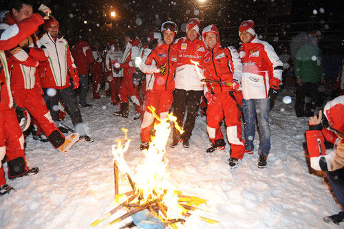 Junto a los compañeros de Ducati y la hoguera