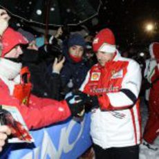 Fernando Alonso firma un casco a un aficionado