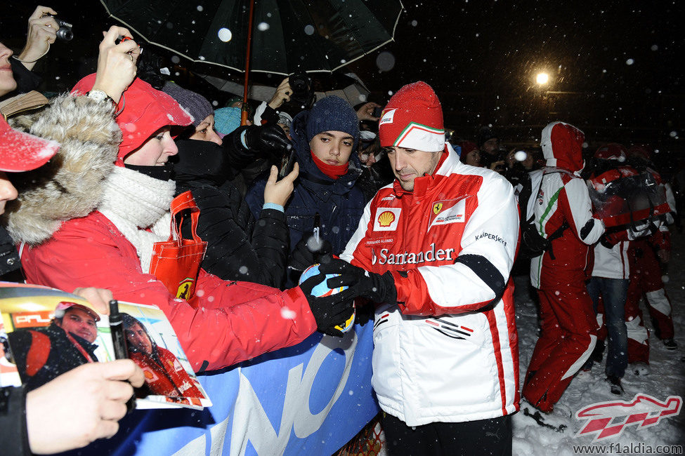 Fernando Alonso firma un casco a un aficionado