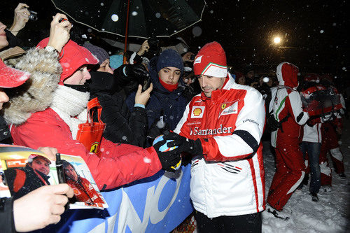 Fernando Alonso firma un casco a un aficionado