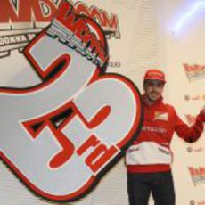 Fernando Alonso posa junto al logo del 'Wrooom 2013'