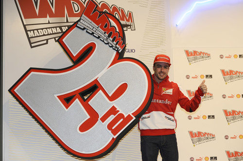 Fernando Alonso posa junto al logo del 'Wrooom 2013'