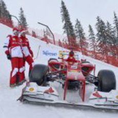 Fernando Alonso y Felipe Massa posan junto al monoplaza