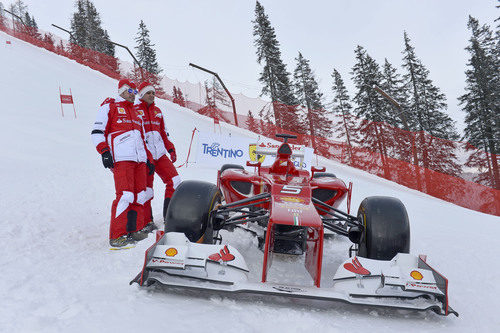 Fernando Alonso y Felipe Massa posan junto al monoplaza