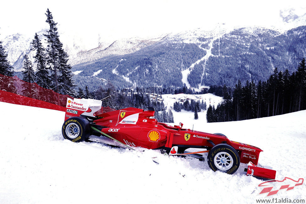 El Ferrari F2012 en la nieve