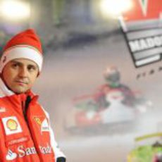 Felipe Massa ataviado con el gorro de Ferrari