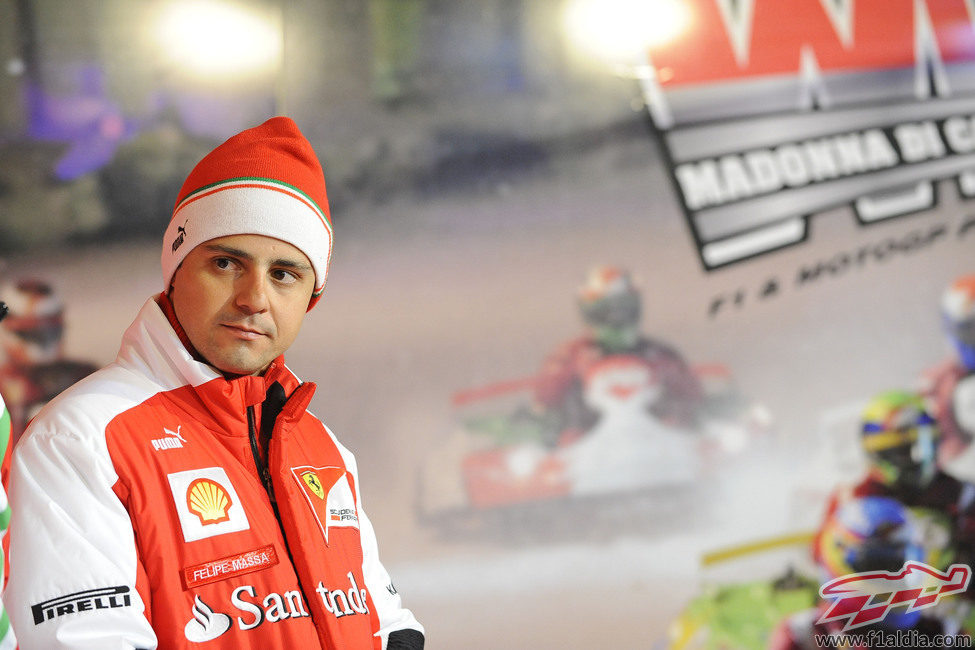 Felipe Massa ataviado con el gorro de Ferrari