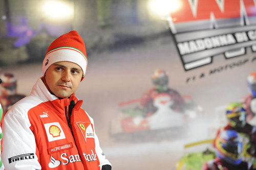 Felipe Massa ataviado con el gorro de Ferrari