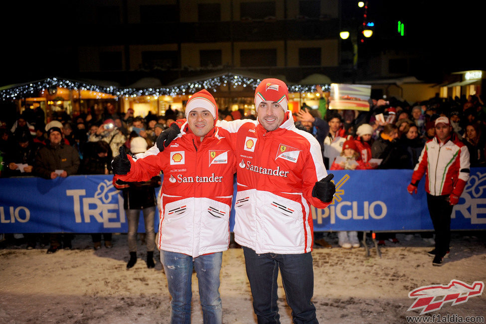 Felipe Massa y Fernando Alonso posan en la noche de Madonna