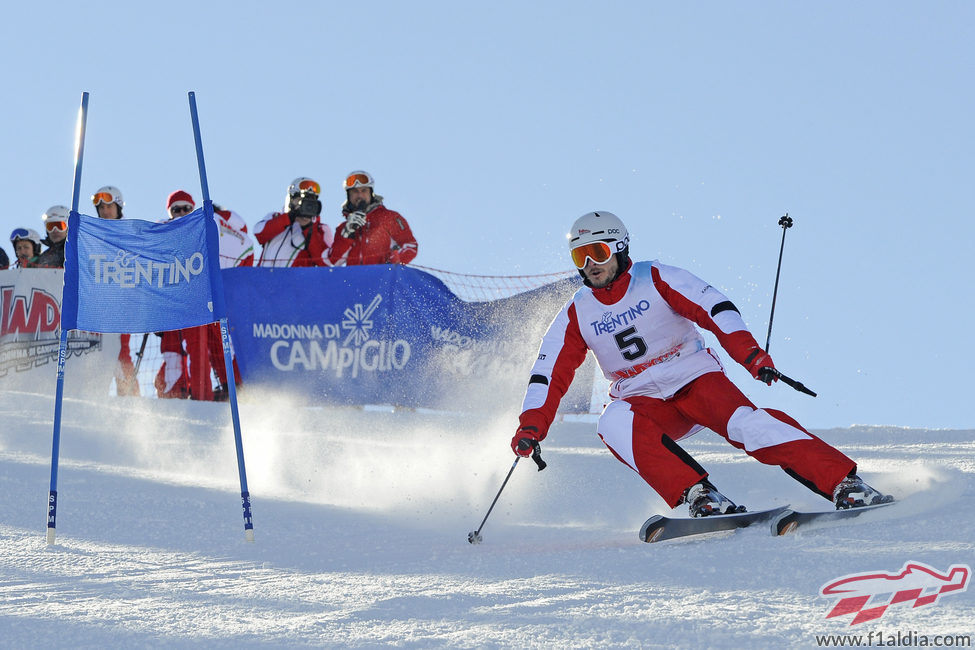 Giancarlo Fisichella esquiando en los Dolomitas