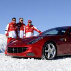 Fernando Alonso, Felipe Massa y Stefano Domenicali junto al coche